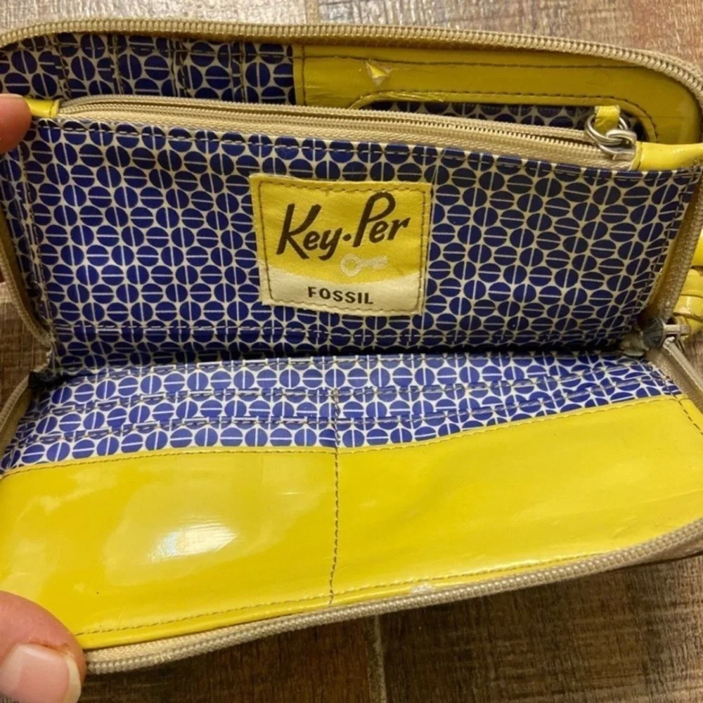 Fossil key per Women's Yellow and Black Patterned Clutch wallet